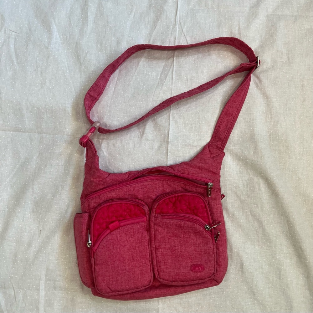 Lug crossbody purse in pink!! 💖. Adjustable straps in excellent condition